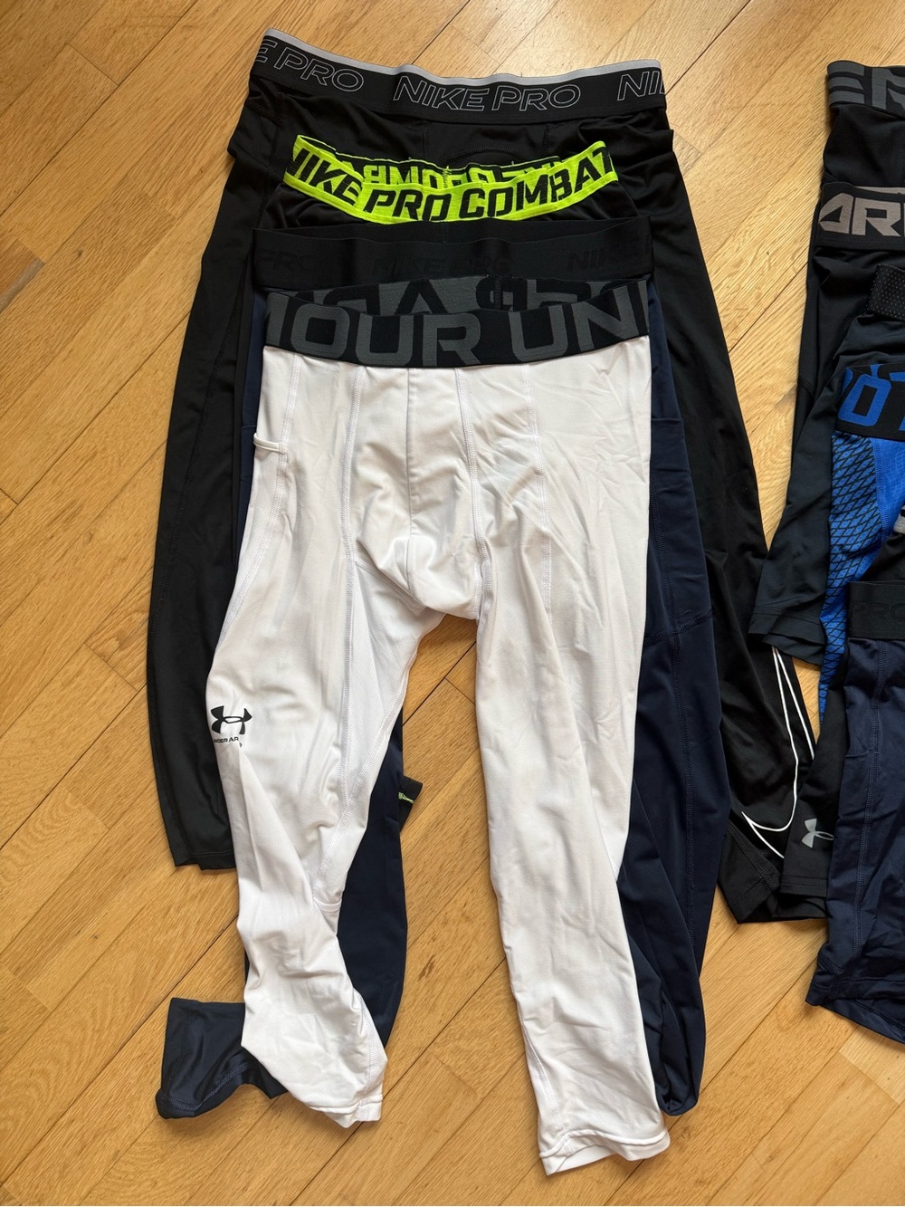 Bundle of Mens Medium and Large Nike and Under Armour Compression Gear - Picture 4 of 4